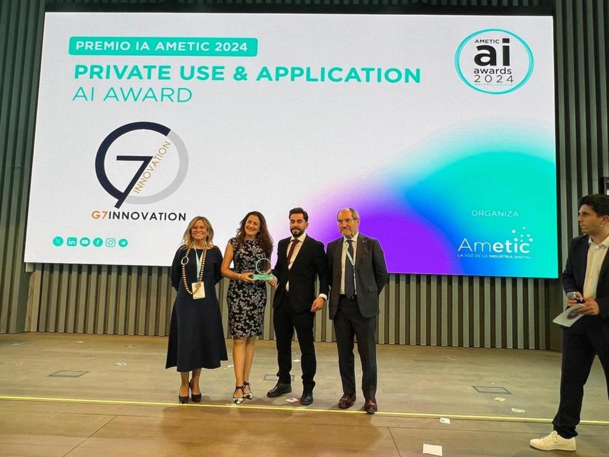 La asociación empresarial Ametic concedió a G7Innovation uno de sus Premios de Inteligencia Artificial por su solución Delfos, aplicada a los tratamientos de reproducción asistida, realizada en colaboración con el grupo de investigación ES3 de la Universidad de Sevilla y con el centro médico Inebir. En el centro de la imagen, la catedrática María José Escalona y José Antonio Domínguez recogiendo el galardón.