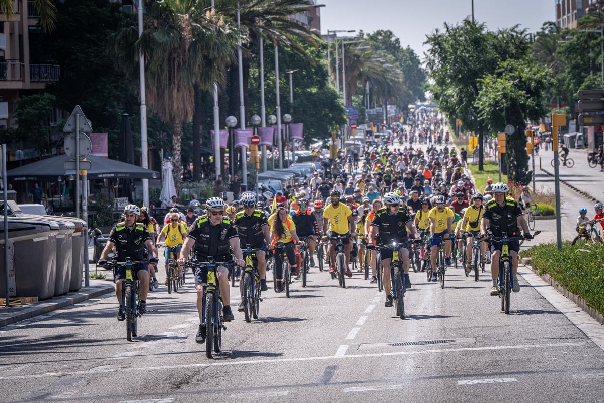 Nueva edición de la Festa de la Bici y la Bicicletada en Barcelona, con el paseo de Lluís Companys convertido, un año más, en punto de encuentro para familias y aficionados al mundo del ciclismo de todas las edades. Un evento que este año ha atraído a cientos de personas y que ha contado con un aliciente añadido: la cuenta atrás hacia la salida del Tour de Francia 2026 desde la capital catalana. Nueva edición de la Festa de la Bici y la Bicicletada en Barcelona, con el paseo de Lluís Companys convertido, un año más, en punto de encuentro para familias y aficionados al mundo del ciclismo de todas las edades. Un evento que este año ha atraído a cientos de personas y que ha contado con un aliciente añadido: la cuenta atrás hacia la salida del Tour de Francia 2026 desde la capital catalana.