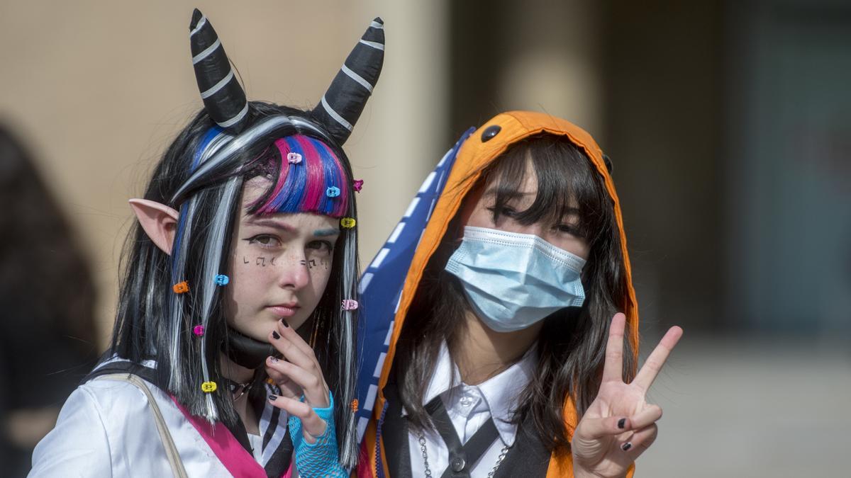 Dos jóvenes disfrazadas en el Salón del Manga en la Fira de Montjuic