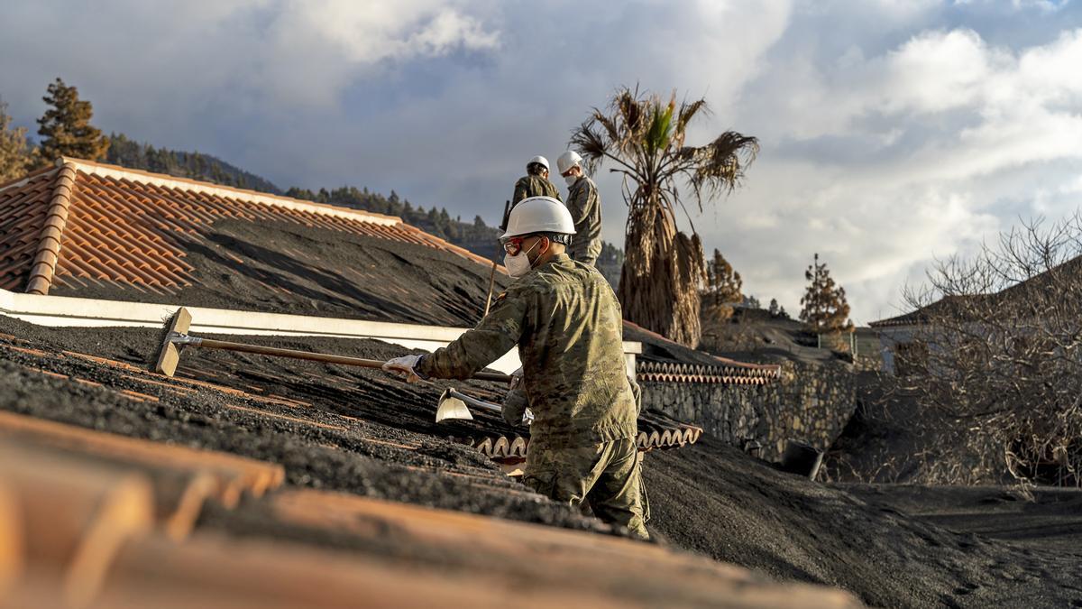 Operarios retiran ceniza de los tejados en La Palma.