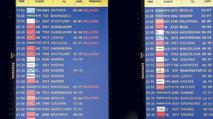 Cancelaciones y retrasos en el panel de vuelos del aeropuerto de Son Sant Joan.