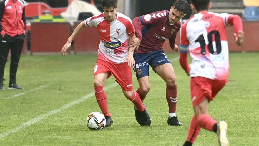 Porrúa controla un balón ante la presión de un rival en el partido de ayer en Pasarón.