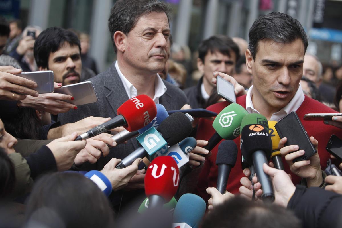 GRA204. A CORUÑA, 10/03/2016.- El secretario general del PSOE, Pedro Sánchez (d), acompañado por el secretario general del PSdeG, José Ramón Gómez Besteiro (i), durante la visita realizada hoy a la ciudad de A Coruña, donde se reunirá con militantes. EFE/Cabalar