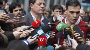 GRA204. A CORUÑA, 10/03/2016.- El secretario general del PSOE, Pedro Sánchez (d), acompañado por el secretario general del PSdeG, José Ramón Gómez Besteiro (i), durante la visita realizada hoy a la ciudad de A Coruña, donde se reunirá con militantes. EFE/Cabalar