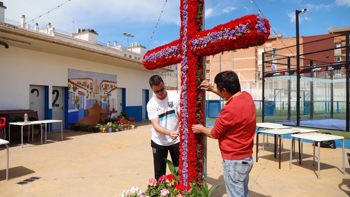 Preparativos de la cruz de Acopinb en el club deportivo del Carmen.