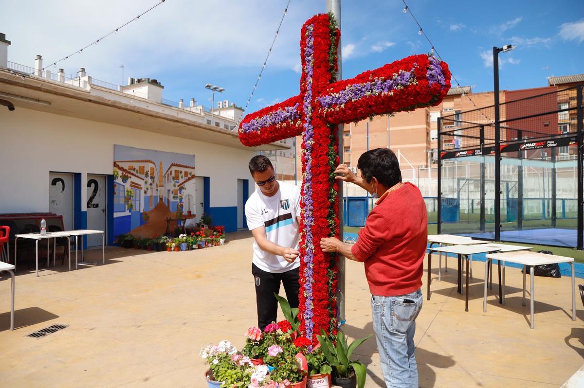 Preparativos de la cruz de Acopinb en el club deportivo del Carmen.