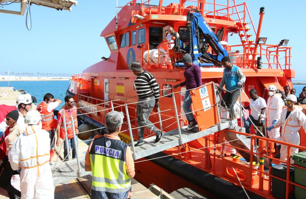 Trasladan a Málaga a casi 100 inmigrantes rescatados en dos pateras