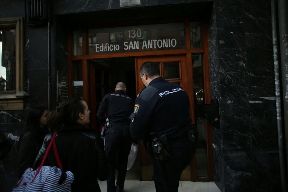 Trasladan al hospital a un bebé tras caer por una ventana en Oviedo