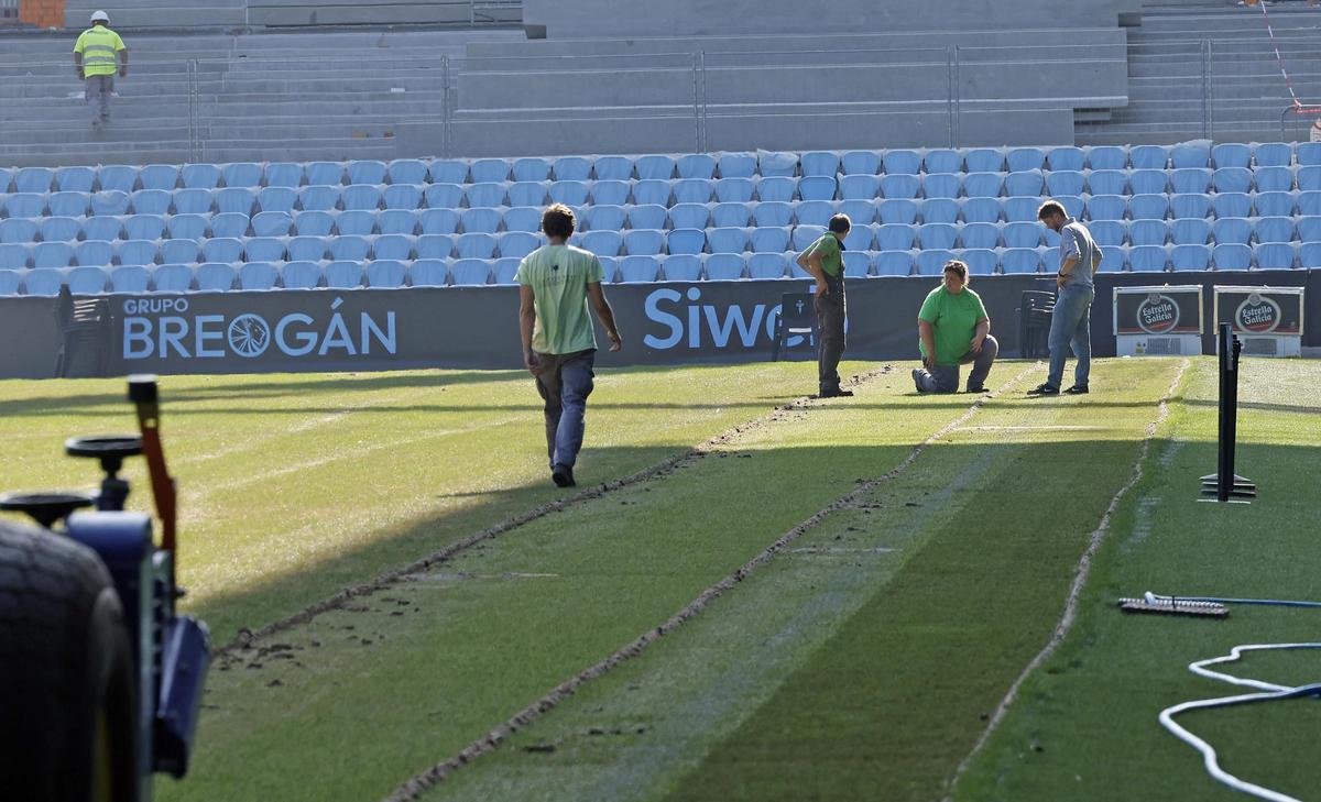 El Celta inicia la retirada del césped dañado en Balaídos