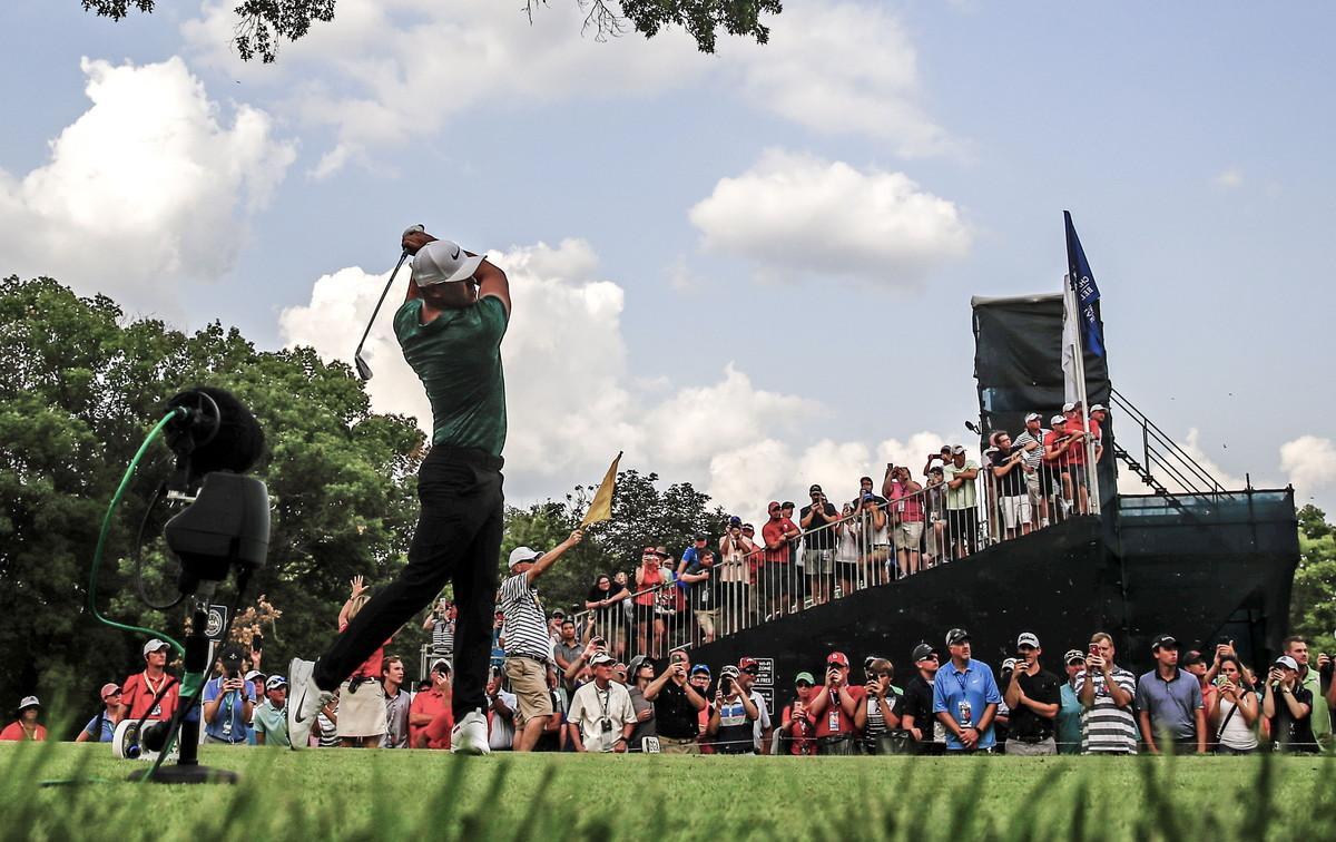 THM51. St. Louis (United States), 12/08/2018.- Brooks Koepka of the US hits his tee shot on the 16th hole during the fourth round of the 100th PGA Championship golf tournament at Bellerive Country Club in St. Louis, Missouri, USA, 12 August 2018. Koepka won the championship. (Estados Unidos) EFE/EPA/TANNEN MAURY