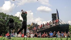 THM51. St. Louis (United States), 12/08/2018.- Brooks Koepka of the US hits his tee shot on the 16th hole during the fourth round of the 100th PGA Championship golf tournament at Bellerive Country Club in St. Louis, Missouri, USA, 12 August 2018. Koepka won the championship. (Estados Unidos) EFE/EPA/TANNEN MAURY