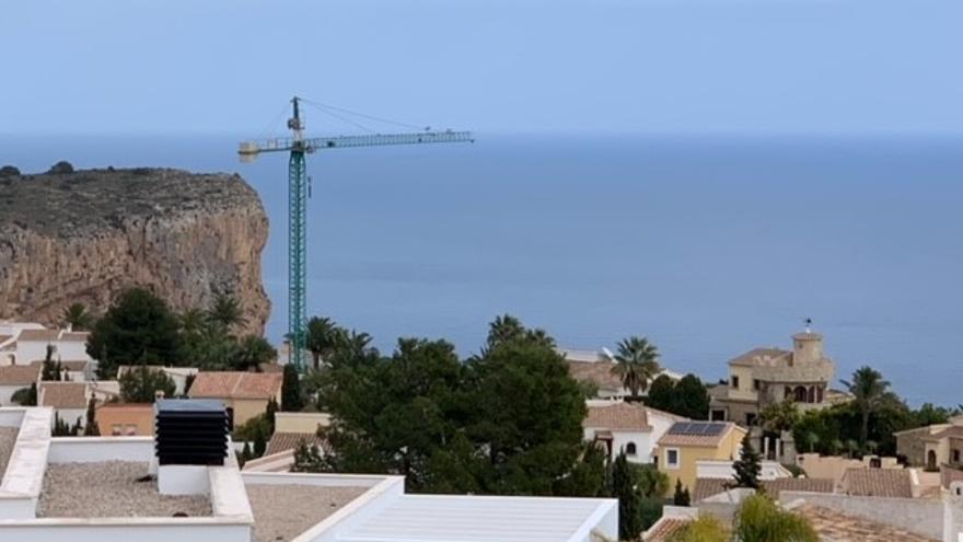 Imagen de los chalés que se asoman a los acantilados del Poble Nou de Benitatxell