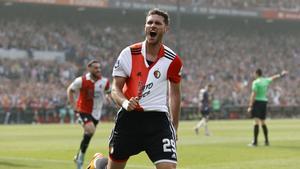 Santiago Giménez celebrando un gol con el Feyenoord