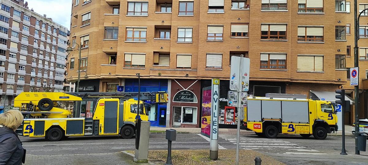 Bomberos esta mañana a la altura del número 48 de la calle Fernández Balsera.
