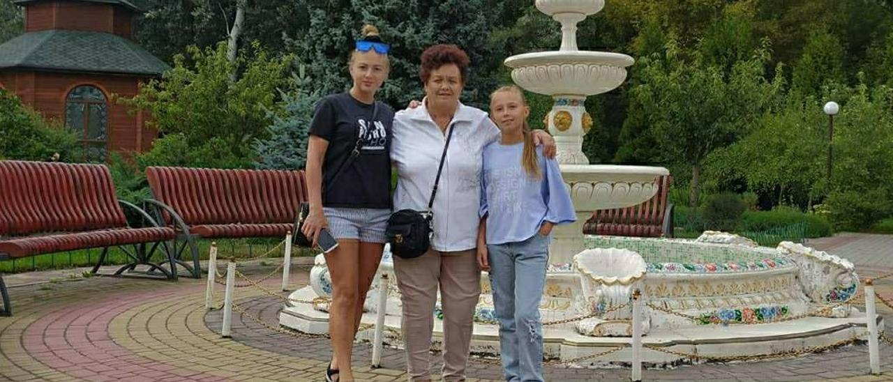 Alina  (izquierda) posa junto a su hija y su abuela, a la que ha ido a cuidar porque está enferma, en Dnipro, ciudad a la que se ha trasladado porque la suya natal está devastada por la guerra. 