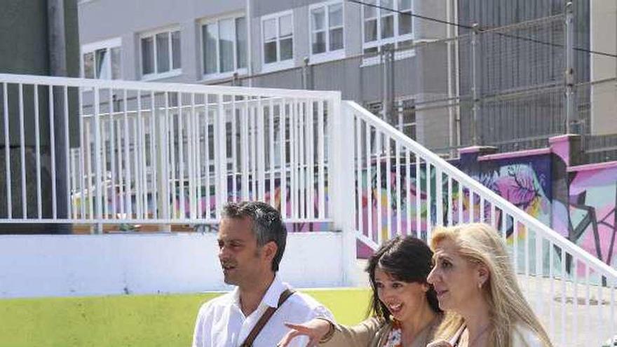 El alcalde, Xulio Ferreiro, la concejal Silvia Cameán y la directora del colegio Sanjurjo de Carricarte, pasean por la escuela.