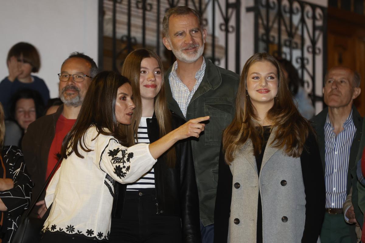 Los reyes y sus hijas asisten a La Pasión de Cristo en Chinchón