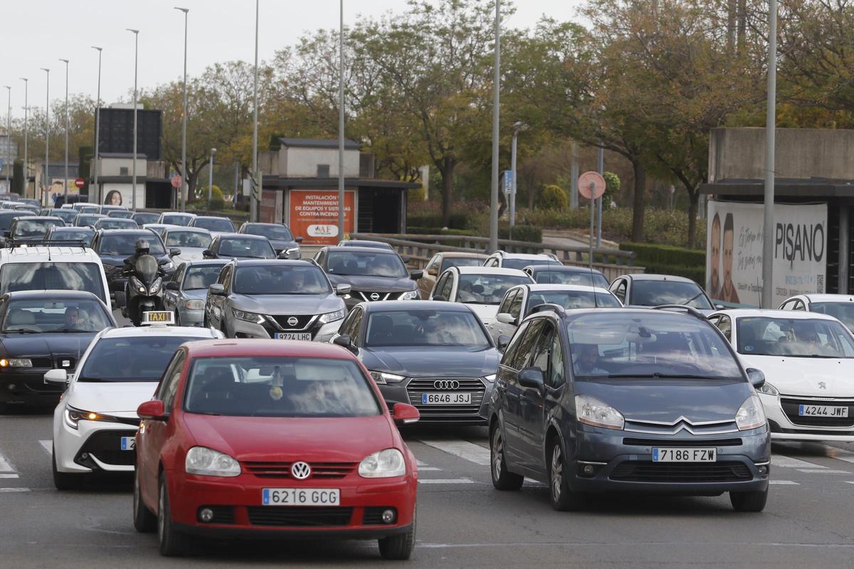 Coches circulando por Córdoba