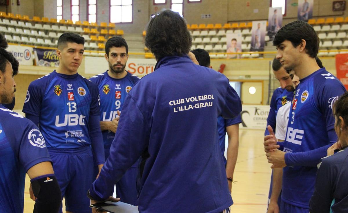 El técnico Cavalli da instrucciones a sus jugadores en un entrenamiento.