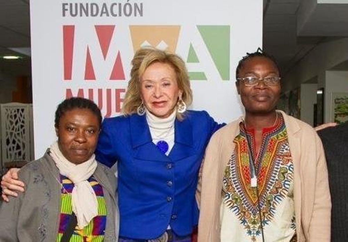 María Teresa Fernández de la Vega, entonces presidenta de la Fundación Mujeres por África, posa con las misioneras que ayudaron en la crisis del ébola, Helena Wolo y Patricia Melgar.