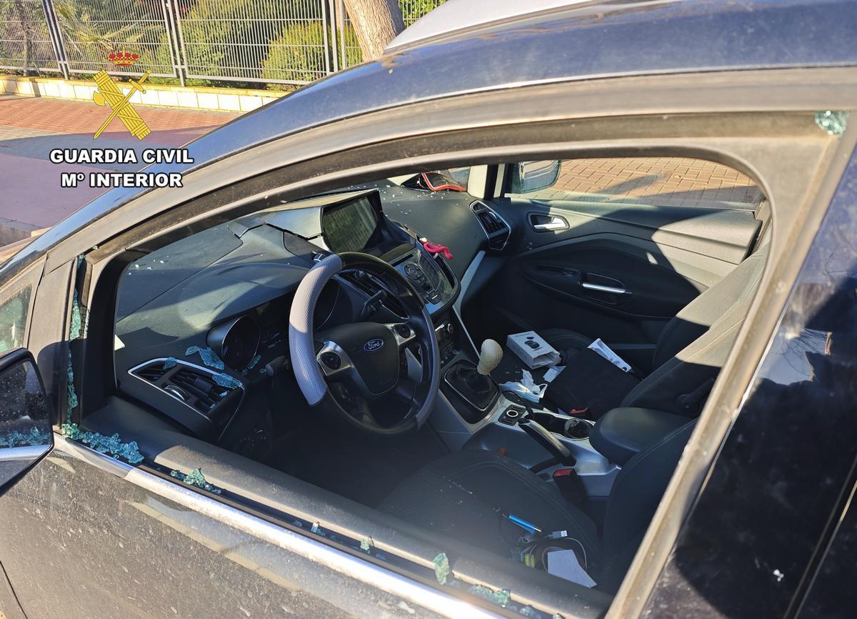 Estado de uno de los vehículos asaltados en Torre Pacheco