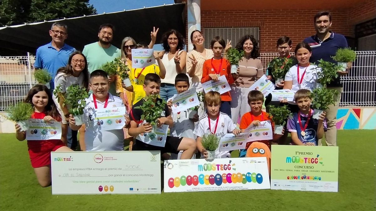 Entrega de diplomas y premios a los ganadores del concurso.