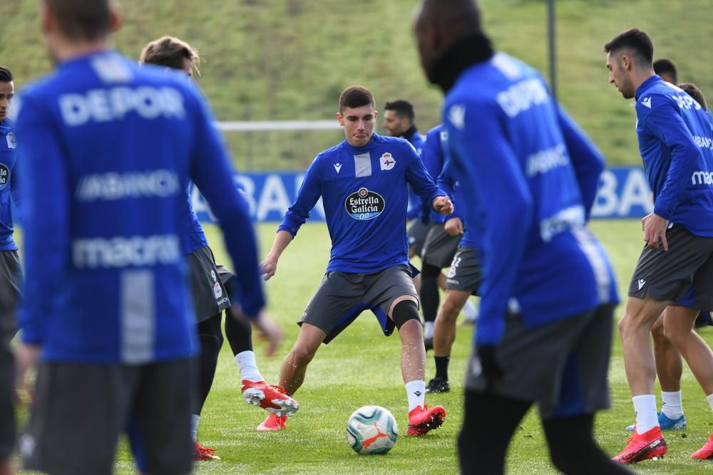 El Deportivo regresa a los entrenamientos tras el descanso con una sesión de larga duración sobre el cesped.