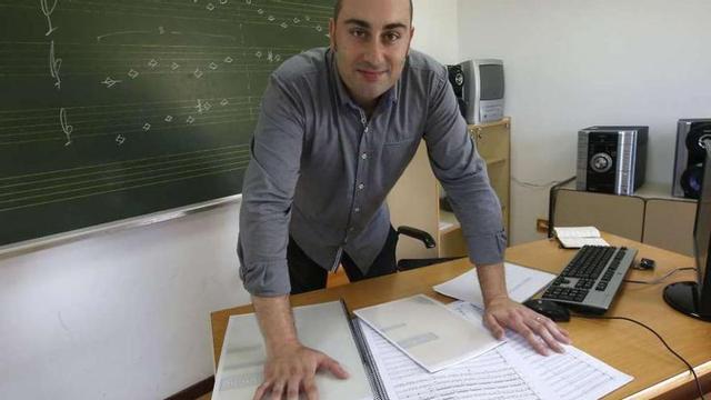 Eiras, con el material que usa para componer la sinfonía sobre el Pergamino Vindel.