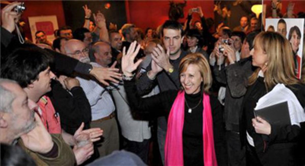 La dirigent d’{UPD}, Rosa Díez (centre), acompanyada per Gorka {Maneiro} poc abans de la seva compareixença davant els periodistes. La dirigent d’{UPD}, Rosa Díez (centre), acompanyada per Gorka {Maneiro} poc abans de la seva compareixença davant els periodistes.