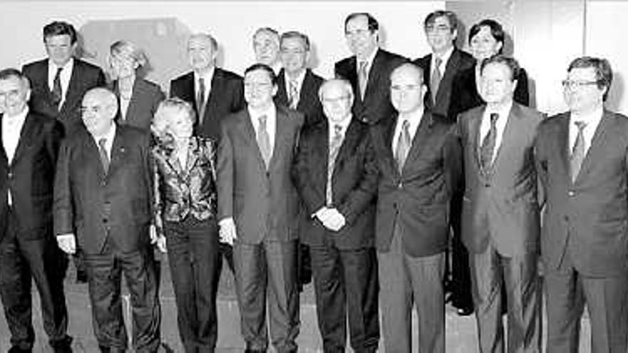 foto de grupo. 

Barroso con la ministra y los presidentes autonómicos. Por el PP sólo estuvo el de Castilla y León.