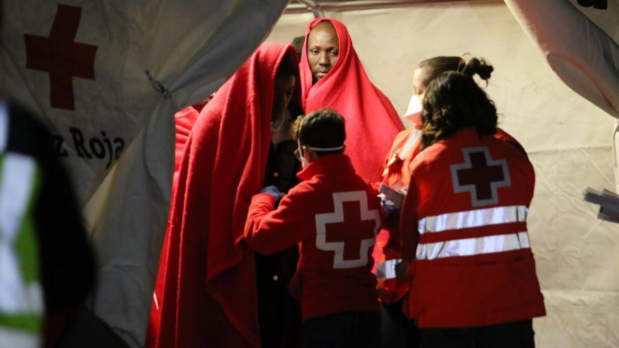 Imagen de archivo de inmigrantes atendidos en el puesto de Cruz Roja en el puerto de Málaga.