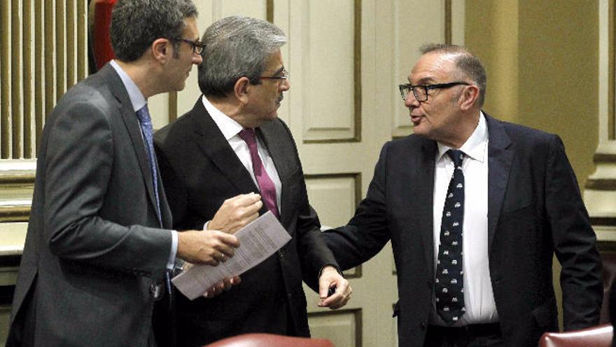 El consejero de Sanidad, José Manuel Baltar, conversa con los diputados Zacarías Gómez y Román Rodríguez.