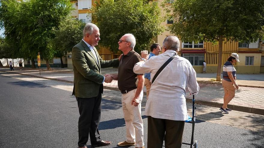 El alcalde de Sevilla, José Luis Sanz, visita las calles del Tiro de Línea tras su transformación integral.