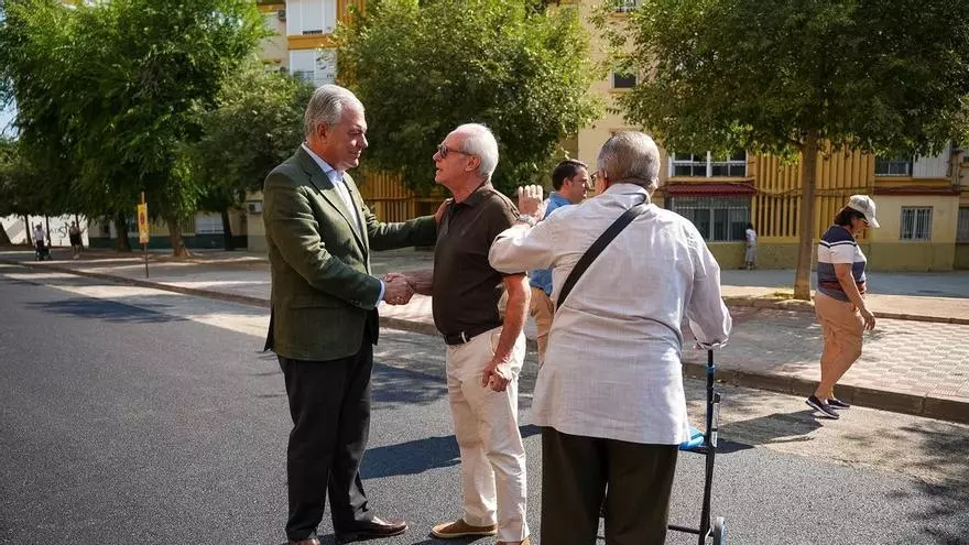 El alcalde de Sevilla, José Luis Sanz, visita las calles del Tiro de Línea tras su transformación integral.