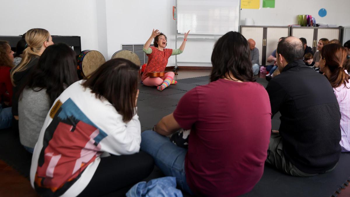 Inicio del ‘Taller de senbilització musical’, que se llevó a cabo ayer en el aula 3 del edificio de Can Ventosa.