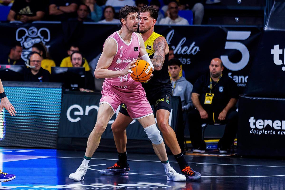 Ante Tomic aportó siete puntos en la derrota de la Penya en Tenerife