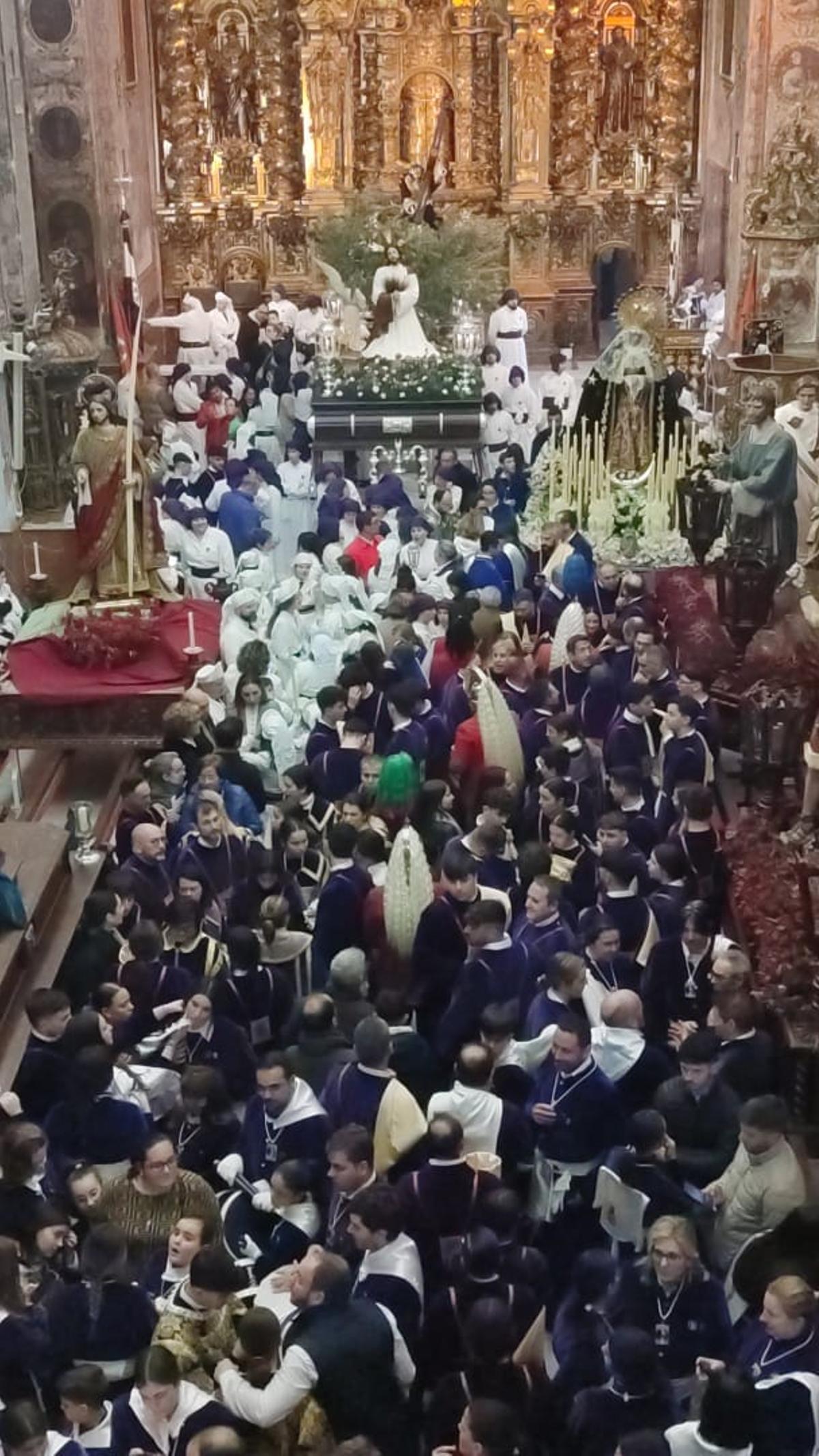 Los fieles de Baena, en la Iglesia de San Francisco de Baena tras la suspensión de la procesión.