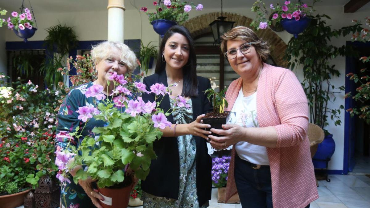 Cintia Bustos, presidenta del Ingema, en la entrega de gitanillas y geranios a la cuidadoras de patios.