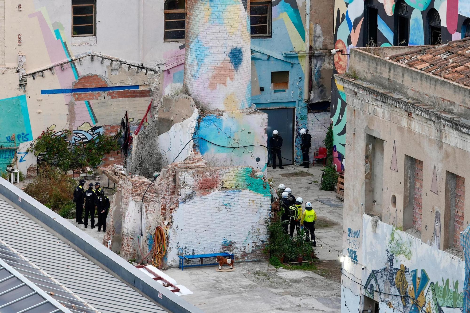Agentes antidisturbios de la Guardia Urbana acceden este lunes a La Escocesa para acometer el desalojo de los artistas, en Barcelona.