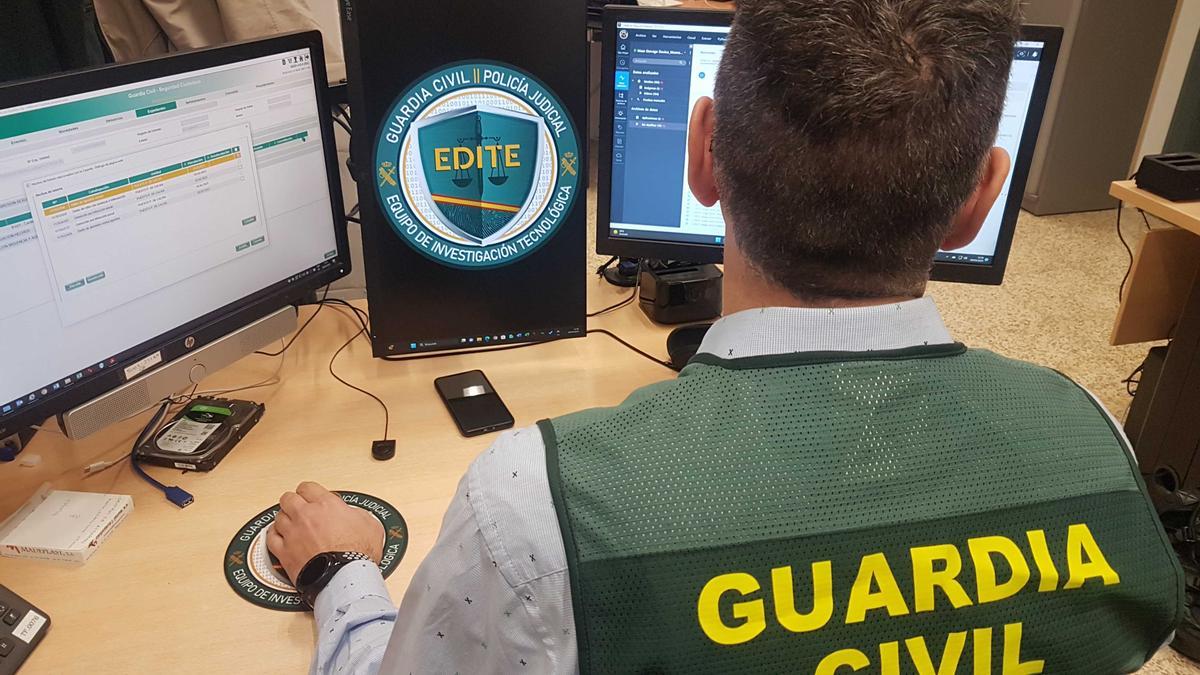 Un agente del equipo de delitos tecnológicos de la Guardia Civil.