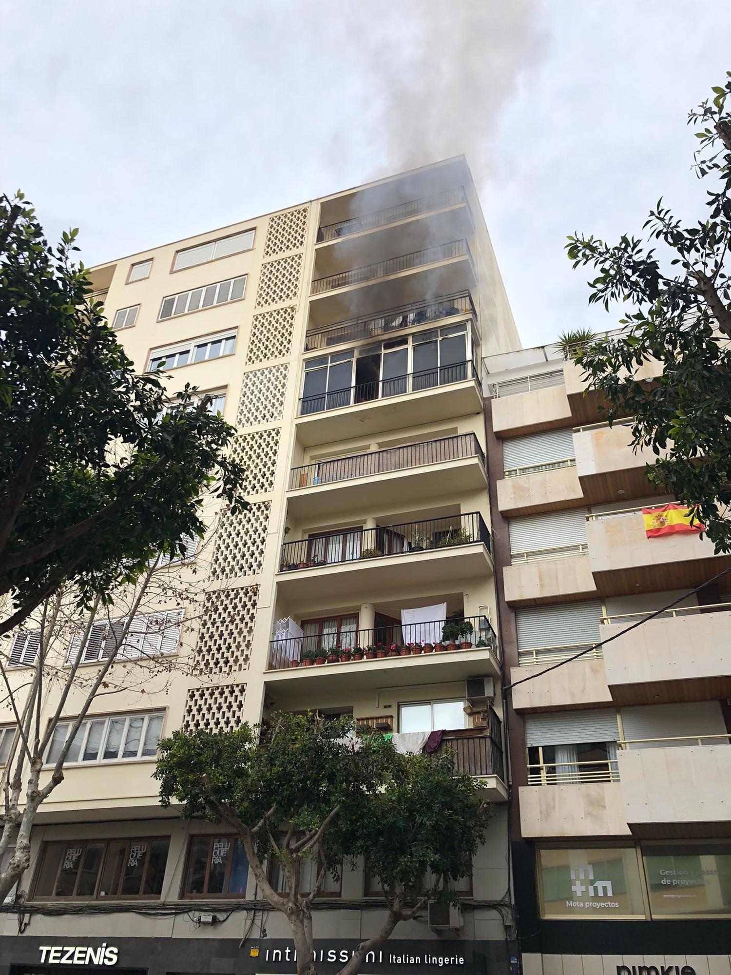 Alarma por un gran incendio en el centro de Ibiza