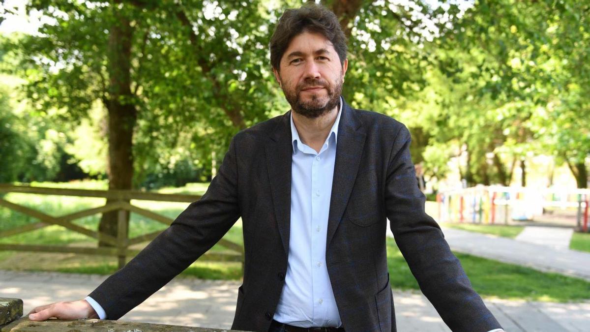 Carlos Calvelo posa en el paseo fluvial, días antes de las elecciones municipales.