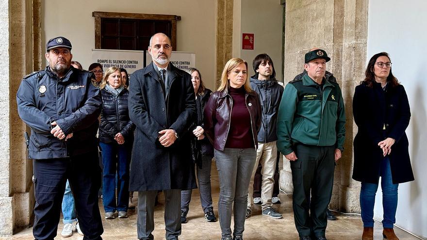 Minuto de silencio en la Delegación del Gobierno en condena por el asesinato machista de Natividad Heredia Torres en Catarroja.