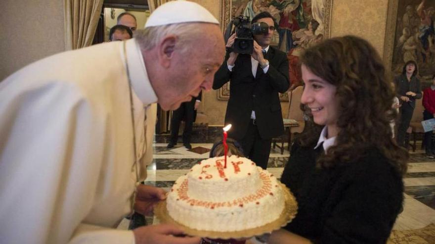 tarta de cumpleaños, regalada por los Jóvenes de la Acción Social.