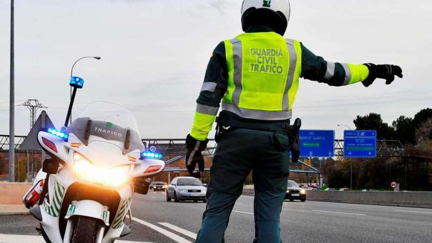 Un guardia civil de Tráfico en una de las carreteras de la provincia.