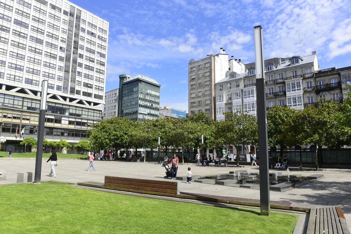 PLAZA PONTEVEDRA ESTATUA EUSEBIO A GUARDA