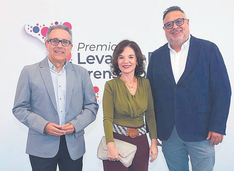 Ramón Rodríguez, presidente de la Federació Valenciana d’Empreses Cooperatives de Treball Associat (Fevecta); Sonia Sánchez, vicepresidenta de Fevecta; y Emilio Sampedro, presidente de la Confederació de Cooperatives de la C. Valenciana.