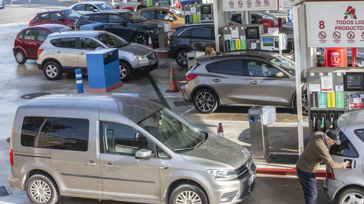 Conductores repostando este miércoles en una gasolinera de Alicante.