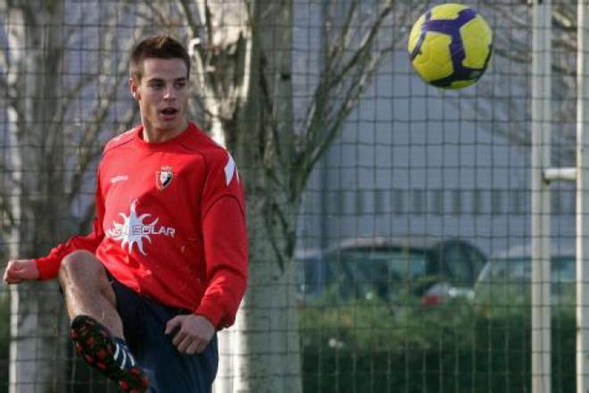 César Azpilicueta entró en la cantera de Osasuna con 12 años y debutó en el primer equipo en 2007