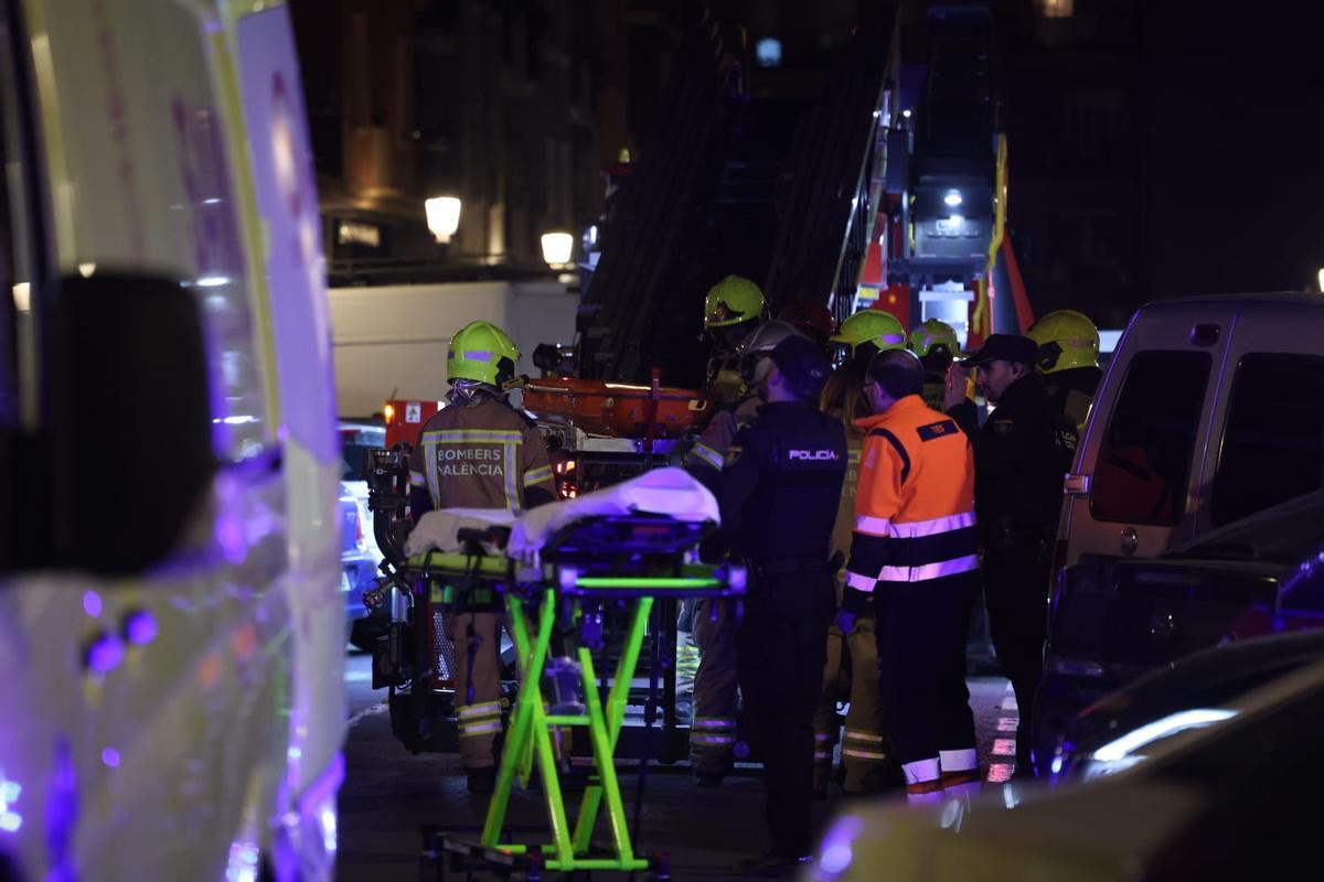 Coches patrulla de la Policía Nacional y de la Local, bomberos y un SAMU han acudido al lugar.
